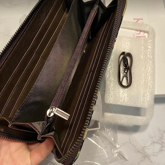 KISIGNS Genuine embossed Leather Wallet for Women New York New In Box - Picture 3 of 9